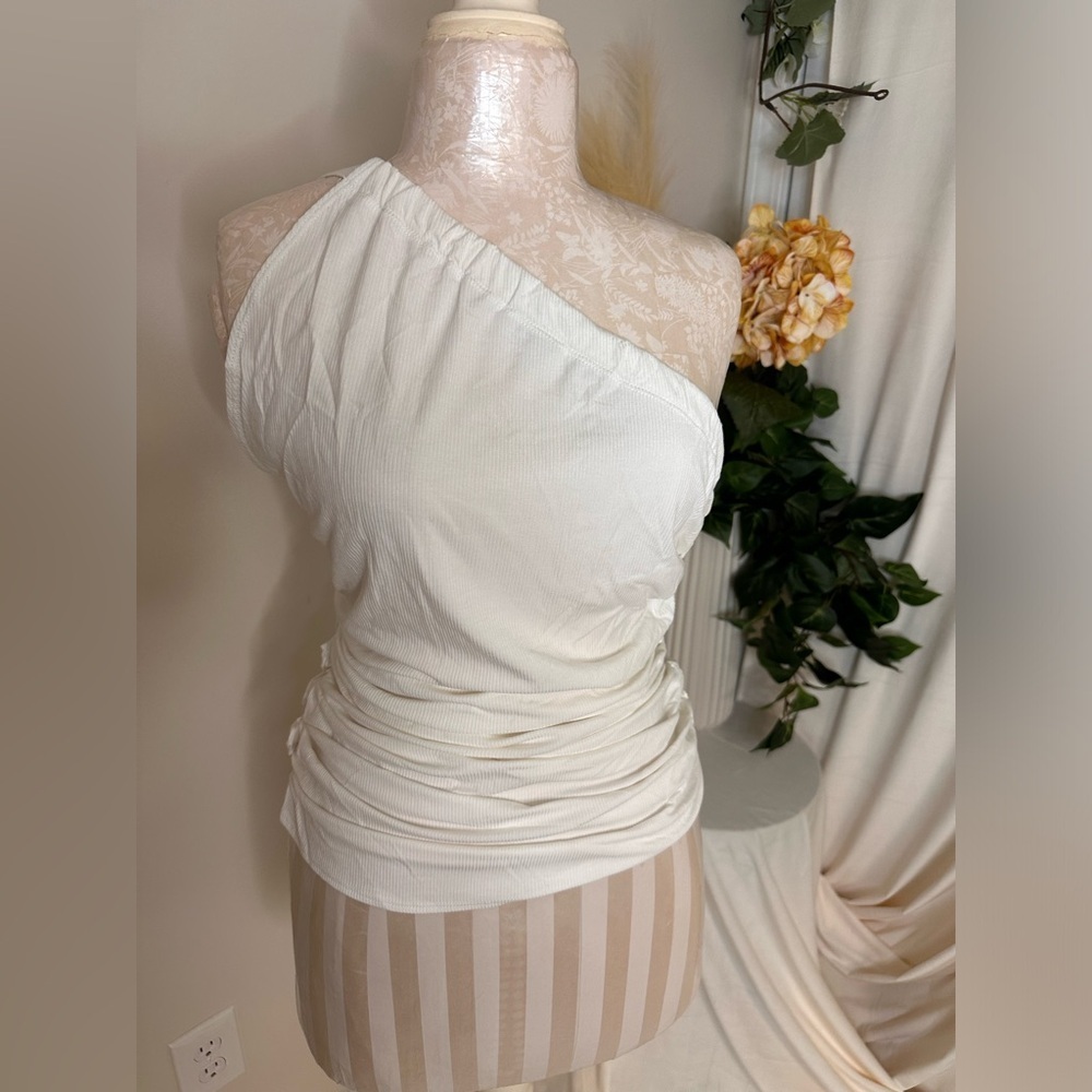 NAKED WARDROBE White Asymmetrical one shoulder Tank Sz L‎ NWT (A0021 B3)